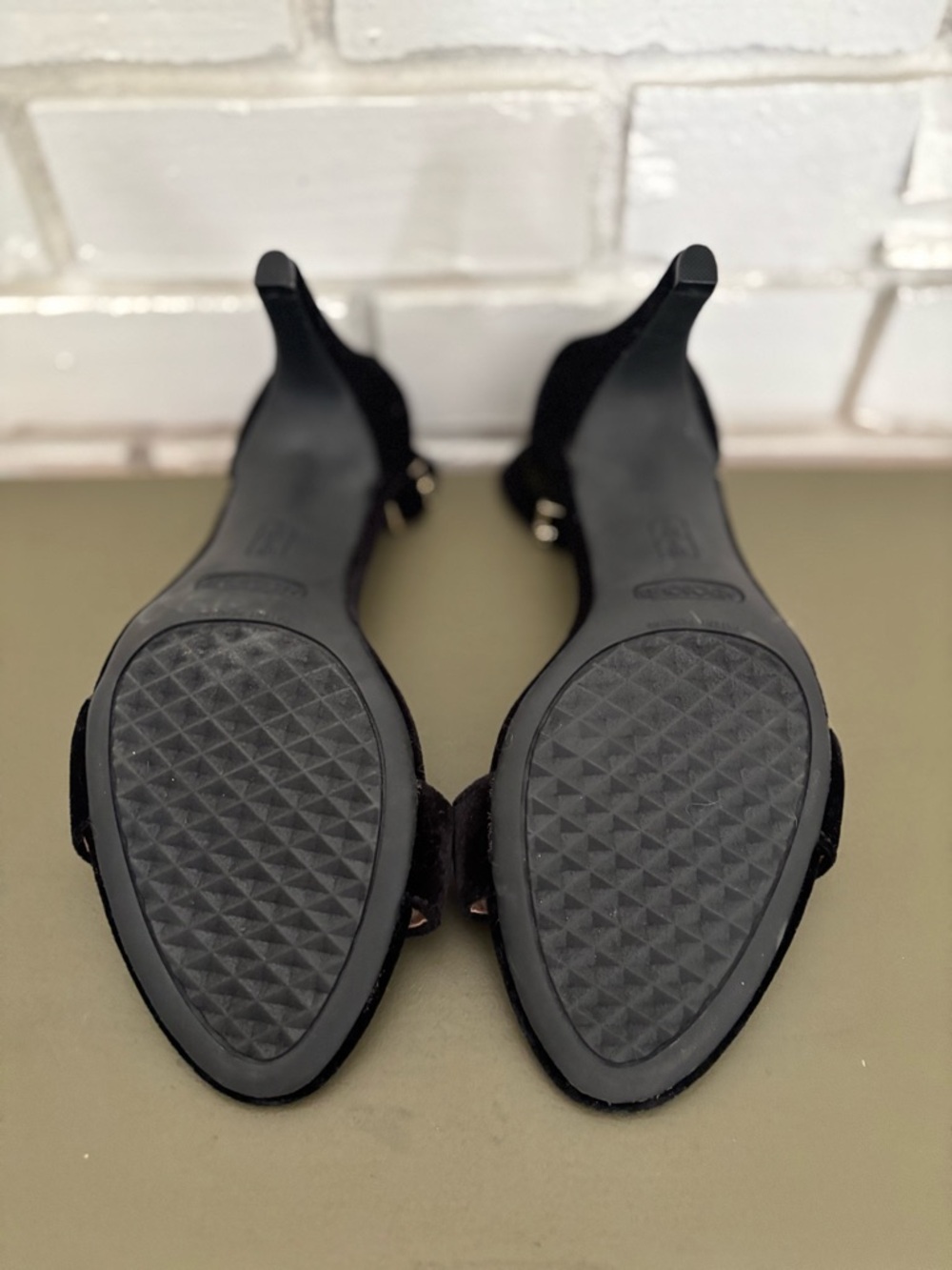 Aerosoles Black Velvet Ankle Strap Heels Size 9 Minimalist Chic Capsule EUC - Picture 5 of 6
